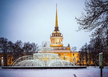 Yeni yıl aydınlatma, Saint Petersburg, Rusya Federasyonu ile kış görünümü oluşturma Admiralty Spire