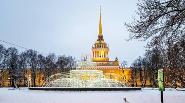 Yeni yıl aydınlatma, Saint Petersburg, Rusya Federasyonu ile kış görünümü oluşturma Admiralty Spire