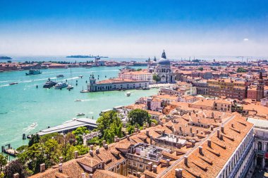 Venedik Panoramik görünümü - Basilica Santa Maria della Salute, gondol ve evlerin kırmızı karo çatıları ile Grand Canal, Venedik, İtalya