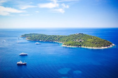 Dubrovnik 'teki Adriyatik Denizi' nin Lokrum Adası 'nın panoramik manzarası. Beyaz yatlı mavi deniz, güzel manzara, hava manzarası, Dubrovnik, Hırvatistan