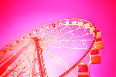 Parlak dönme dolap üzerinde pembe sky, Helsinki, Finlandiya karşı cam kabin ile.