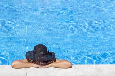Genç kadın güneş yüzme havuzunda zevk siyah şapkalı. Holiday leisure mutlu güneşli gün. Tatil kavramı