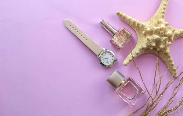 ファッション美容アクセサリー ネイル ピンクの背景に時計を磨きます 平面図 平面レイアウト — ストック写真