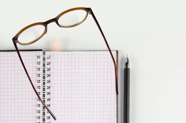 Yaratıcı iş amaçlı aksesuarları - defter, kalem, bardak. Üstten Görünüm.