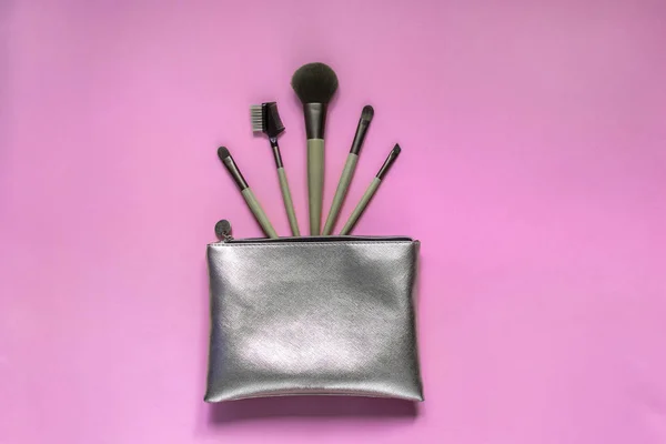 Bolso Cosmético Plateado Con Pinceles Maquillaje Sobre Fondo Rosa Conjunto — Foto de Stock