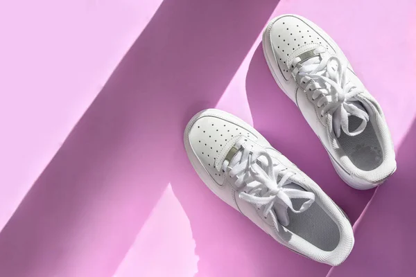 Sneakers Bianche Moda Sfondo Rosa Accessori Alla Moda Abbigliamento Casual — Foto Stock