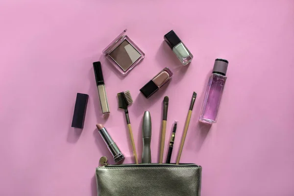 Bolso Cosmético Plateado Con Productos Maquillaje Sobre Fondo Rosa Set — Foto de Stock