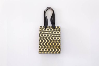 Alışveriş çantası, beyaz arka plan üzerinde modern tarzda hediye kutusu. Siyah geometrik çizgiler- moda modern tasarım. Minimal kavram. Düz döşeme, üst görünüm
