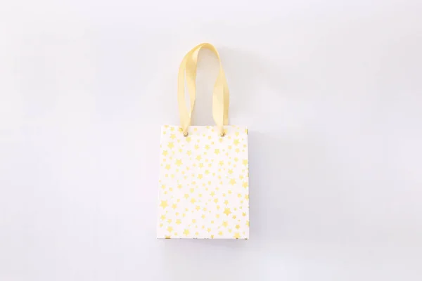 购物袋 白色背景的现代风格的礼品盒 时尚现代设计 最小概念 顶视图 — 图库照片