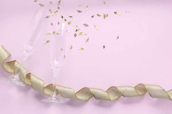 Бокалы Шампанского Золотой Мишурой Конфетти Лентой Розовом Фоне Концепция Вечеринки — стоковое фото