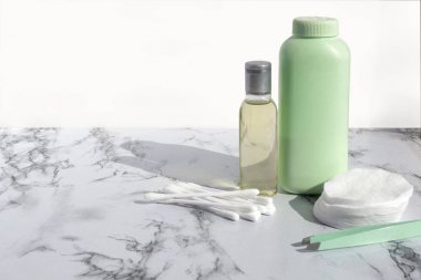 Yüz temizliği için sıvı ile Kozmetik şişe veya mermer arka plan üzerinde sökücü makyaj. Doğal organik cilt bakımı güzellik ürünleri.