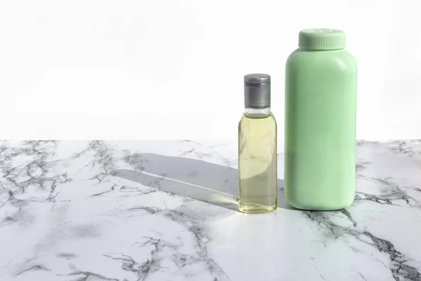 Butelka Kosmetyczna Płynem Mycia Twarzy Lub Makijaż Usuwania Tle Marmuru — Zdjęcie stockowe