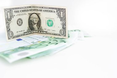 Mavi euro para banknotlarının Amerikan doları yakın çekim. Para tasarrufu kavramı. Beyaz arka planda Euro nakit.