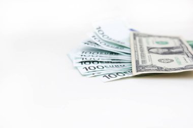 Mavi euro para banknotlarının Amerikan doları yakın çekim. Para tasarrufu kavramı. Beyaz arka planda Euro nakit.