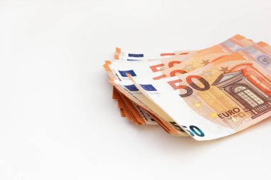 Beyaz arka plan üzerinde euro para banknotları paketi. Euro nakit arka plan. Para tasarrufu kavramı.