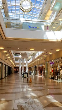 St-Petersburg, Rusya - 16 Nisan 2019: Açık arka planda mavi pencerelere sahip modern alışveriş merkezi Europolis. Alışveriş merkezi yüksek moda.