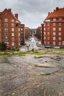 Güzel kırmızı tuğla evler ve şehrin taş manzara ile Helsinki sokakları, Helsinki, Finlandiya
