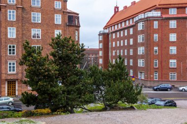 Güzel kırmızı tuğla evler ve şehrin taş manzara ile Helsinki sokakları, Helsinki, Finlandiya