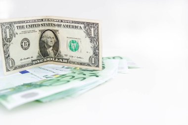 Mavi euro para banknotlarının Amerikan doları yakın çekim. Para tasarrufu kavramı. Beyaz arka planda Euro nakit.
