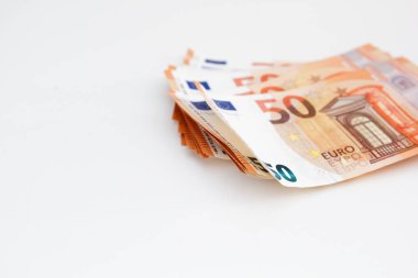 Beyaz arka plan üzerinde euro para banknotları paketi. Euro nakit arka plan. Para tasarrufu kavramı.
