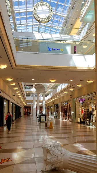 Μοντέρνο εμπορικό κέντρο Europolis με μπλε παράθυρα σε ανοιχτόχρωμο φόντο. Εμπορικό κέντρο υψηλής μόδας. — Φωτογραφία Αρχείου