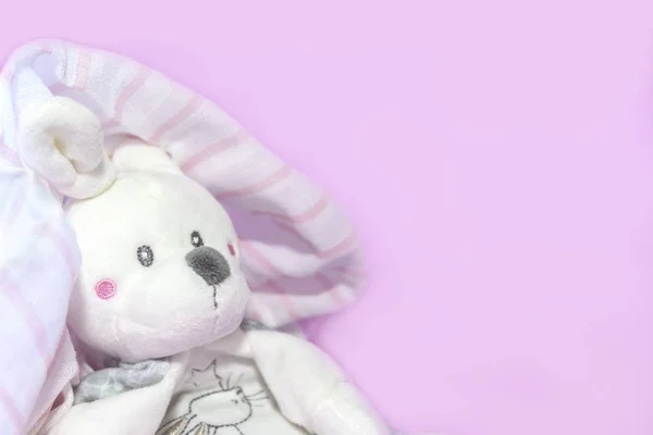 Funny Nyfödda Baby Leksaker Teddy Hare Kikar Från Handduk Efter — Stockfoto