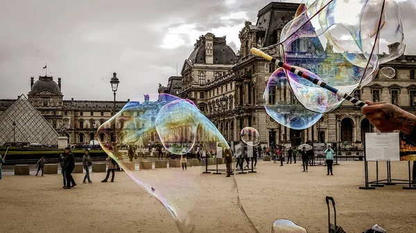 Ansicht Des Louvre Museums Durch Bunte Seifenblasen Der Straße Unterhaltsam — Stockfoto