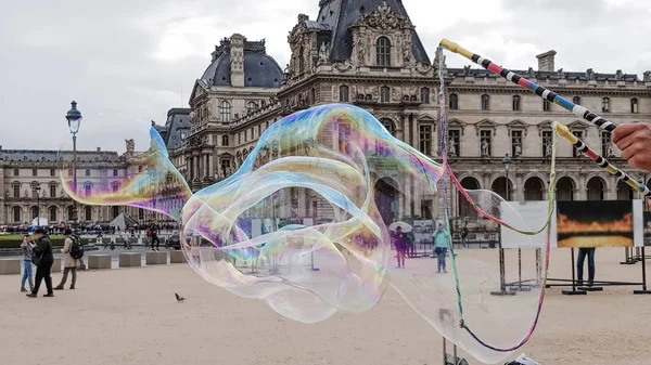 Ansicht Des Louvre Museums Durch Bunte Seifenblasen Der Straße Unterhaltsam — Stockfoto