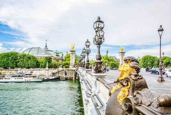 Pont Alexandre Iii Güzel Görünümü Altın Heykeller Sokak Lambaları Ile — Stok fotoğraf