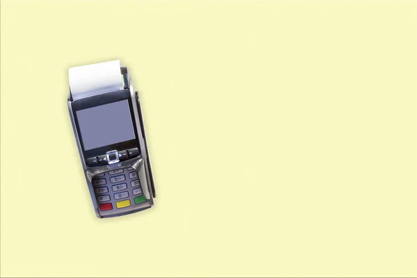 Terminali POS, carta di credito scorrevole a mano, pagamento con tecnologia NFC isolato su fondo giallo chiaro — Foto Stock
