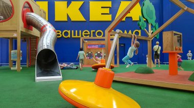 Saint-Petersburg, Rusya - 7 Haziran 2019: Mega Parnas, St. Petersburg, Rusya alışveriş merkezindeki Ikea mağazasında oynayan çocukların bulunduğu oyun alanı