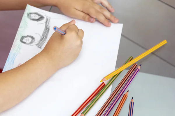 Niño Dibuja Con Lápices Colores Dibujo Infantil Sobre Tema Pesca — Foto de Stock