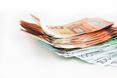 Beyaz arka plan üzerinde euro para banknotları paketi. Euro nakit arka plan. Para tasarrufu kavramı.
