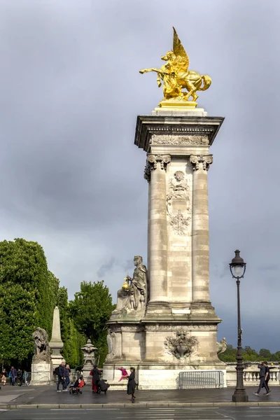 Vergoldete Berühmtheiten Skulpturen Pegasus Auf Dem Sockel Gegengewichte Auf Pont — Stockfoto