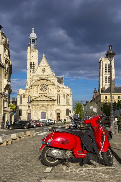 Retro Scooter Vermelho Estacionado Rua Perto Saint Etienne Mont Igreja — Fotografia de Stock