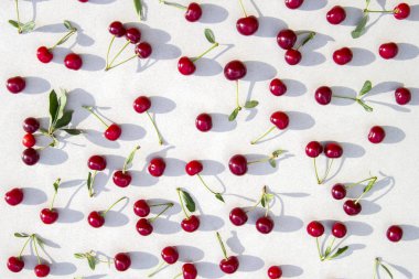 Mermer masada olgun kırmızı kiraz ve yaprak ile renkli taze parlak desen. Üst görünüm, düz yatıyordu