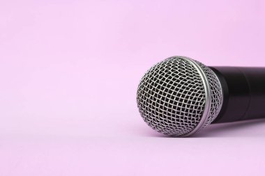 Ses kayıtları için vokal gümüş mikrofon kablosuz, pembe arka plan karaoke