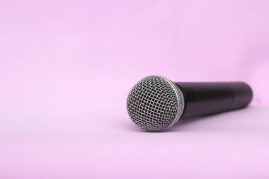 Ses kayıtları için vokal gümüş mikrofon kablosuz, pembe arka plan karaoke