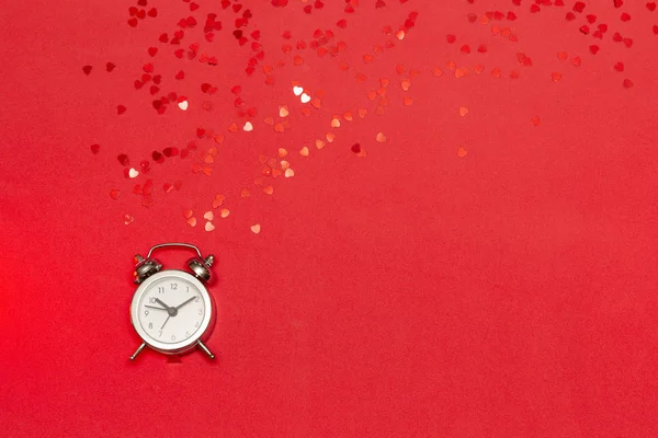 Час Кохання Срібний Будильник Червоними Серцями Червоному Тлі Копіювати Простір — стокове фото