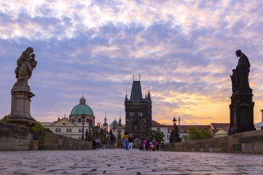 Charles Köprüsü, Eski Şehir Kulesi ve gün doğumunda heykeller, Prag, Çek Cumhuriyeti