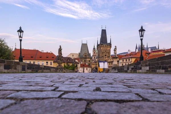 查理大桥 老塔和雕像在日出 布拉格 捷克共和国 — 图库照片