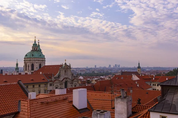 布拉格 圣尼古拉斯大教堂和红色瓷砖屋顶的房子在清晨日出 美丽的城市景观布拉格 捷克共和国 — 图库照片
