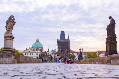 Prag, Çek Cumhuriyeti - 26 Ağustos 2019: Charles Köprüsü, Eski Şehir Kulesi ve gün doğumunda heykeller, Prag, Çek Cumhuriyeti