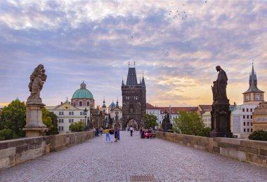 Prag, Çek Cumhuriyeti - 26 Ağustos 2019: Charles Köprüsü, Eski Şehir Kulesi ve gün doğumunda heykeller, Prag, Çek Cumhuriyeti
