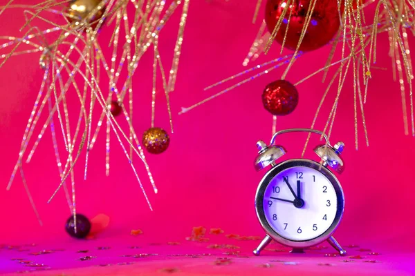 Natale Capodanno Composizione Con Sveglia Belle Decorazioni Oro Sfondo Rosso — Foto Stock