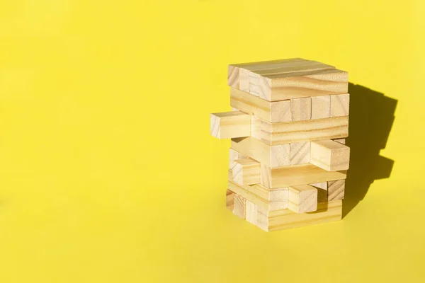 Wood Jenga Hra Dřevěnou Blokovou Věží Žlutém Pozadí Zvládnutí Rizika — Stock fotografie