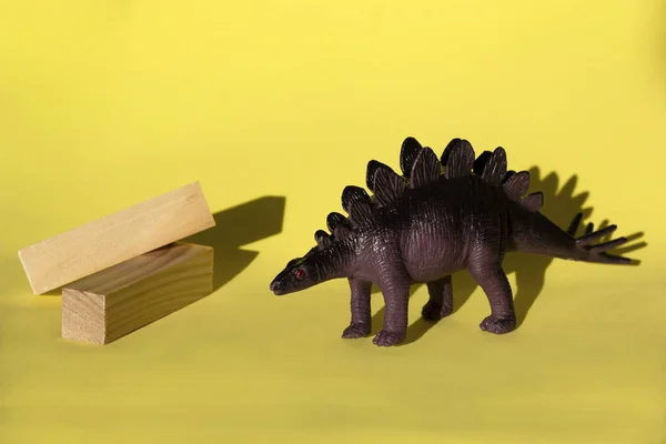 Dinosaurus Stepní Stegosaurus Dřevěnými Trámy Žlutém Pozadí Zblízka — Stock fotografie