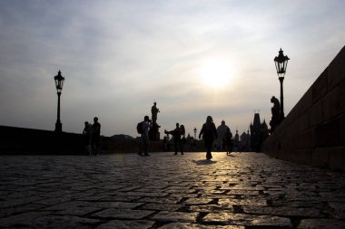 Siluetler Charles Köprüsü, Old Town Kulesi, heykeller ve gün doğumunda mutlu turistler, Prag, Çek Cumhuriyeti