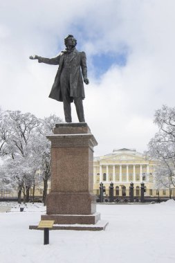 Rus Müzesi yakınlarındaki Sanat Meydanı'nda Aleksander Puşkin anıt heykeli, kar beyaz ağaçları ile kış aylarında, St Petersburg, Rusya. Heykeltıraş M. K. Anikushin, mimar V.A. Petrov.
