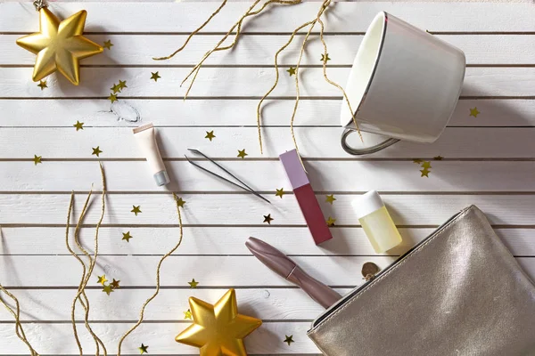 Novoroční Kolekce Dámské Kosmetiky Dámské Doplňky Stříbrné Kosmetické Tašce Řasenka — Stock fotografie